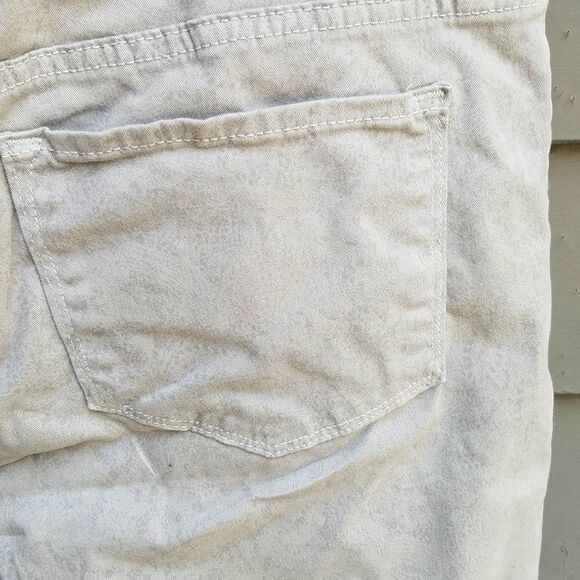 NYDJ Khaki Olive Jeans have a faint floral print Size 12 - Picture 8 of 9